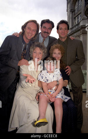 Die Darsteller des Films „drei Männer und eine kleine Dame“ in London, bevor sie drei Wochen lang in Stratford-upon-Avon drehten. Von links (hintere Reihe) Christopher Cazenove, Tom Selleck und Steve Guttenberg. Vordere Reihe: Sheila Hancock, Robin Wiseman (Kind) und Nancy Travis (rechts). Stockfoto