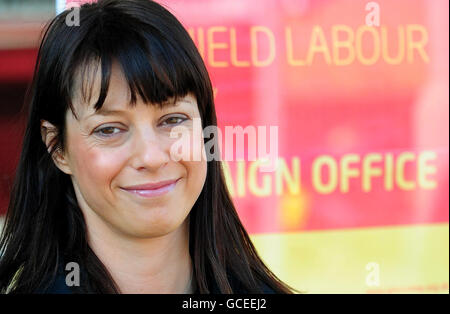 Gloria De Piero, Labour-Kandidatin für Ashfield in Nottinghamshire, vor Labours Wahlkampfbüro in Kirkby in Ashfield, bevor sie heute ihren Wahlkampf startet. Stockfoto