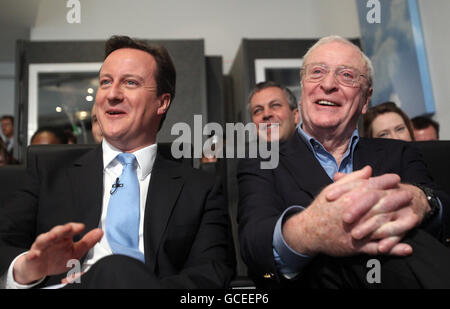 Der konservative Parteiführer David Cameron mit Sir Michael Caine (rechts) bei der Eröffnung des National Citizen Service im Hauptquartier der Konservativen Partei in London. Stockfoto