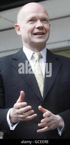 Wahlkampf 2010 8. April. William Hague im Wahlkampf in Morningside, Edinburgh. Stockfoto