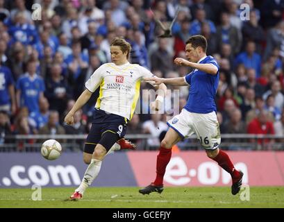 Fußball - FA Cup - Halbfinale - Tottenham Hotspur gegen Portsmouth - Wembley Stadium. Tottenham Hotspur's Roman Pavlyuchenko (links) und Portsmouth's Steve Finnan (rechts) in Aktion Stockfoto