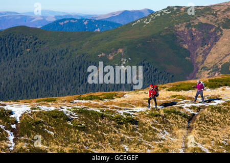 Zwei Wanderer Bergrücken entlang Stockfoto