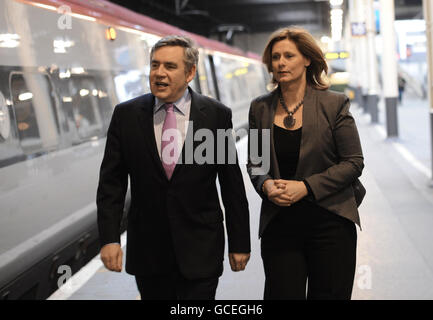 Premierminister Gordon Brown und seine Frau Sarah auf dem Bahnhof Euston in London auf dem Weg in die Midlands, wo er Labours Wahlprogramm enthüllen wird. Stockfoto