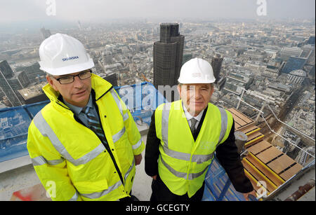 Gerald Ronson (rechts) mit Johan Karlstrom, dem Präsidenten und CEO von Skanska The Builders of Heron Tower, während sie auf der 44. Etage des Heron Tower stehen, bevor sie das höchste Gebäude in der City of London, 110 Bishopsgate, im Zentrum von London, überfahren. Stockfoto