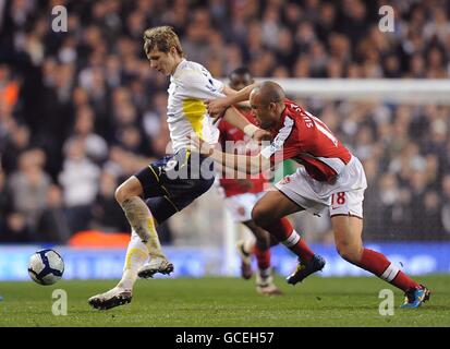 Fußball - Barclays Premier League - Tottenham Hotspur gegen Arsenal - White Hart Lane. Tottenham Hotspur's Roman Pavlyuchenko (links) und Arsenal's Mikael Silvestre (rechts) kämpfen um den Ball. Stockfoto