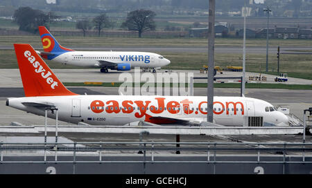 Ein allgemeiner Blick auf Flugzeuge am Flughafen Glasgow, die aufgrund von Asche aus einem Vulkanausbruch in Island in Richtung britischer Luftraum geschlossen wurden. Stockfoto