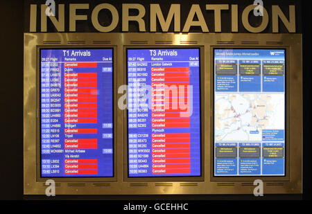 Schilder am Flughafen Manchester, wo Asche von einem Vulkanausbruch in Island in Richtung britischer Luftraum zu massiven Reiseunterbrechungen geführt hat. Stockfoto