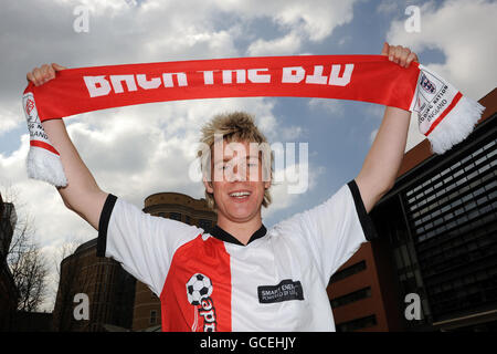 Fußball Freestyle Weltmeister John Farnworth posiert mit einem Back Der Bid Schal während der Grass Roots Fußball Live-Start Ereignis Stockfoto