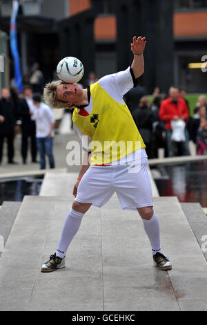 Fußball - Grass Roots Football Live Launch Event - Brindley Place - Birmingham. Der Fußballweltmeister John Farnworth unterhält das Publikum während der Grass Roots Football Live-Premiere Stockfoto