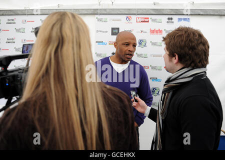 Der Botschafter von England 2018 und ehemalige Fußballspieler Cyrille Regis wird von den Medien während des Grass Roots Football Live Launch Events am Brindley Place interviewt Stockfoto