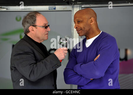 England 2018 Botschafter und ehemaliger Fußballspieler Cyrille Regis (rechts) ist Interview mit Tom Ross von brmb während des Grass Roots Football Live Launch Event am Brindley Place Stockfoto