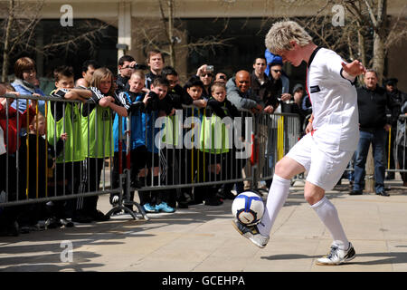 Fußball - Grass Roots Football Live Launch Event - Brindley Place - Birmingham. Der Fußballweltmeister John Farnworth unterhält das Publikum während der Grass Roots Football Live-Premiere Stockfoto