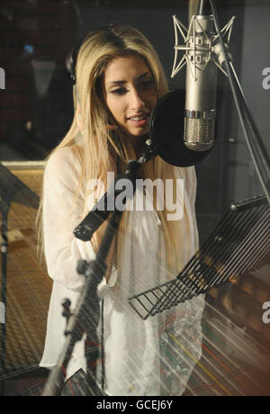 Stacey Solomon ist zu sehen, wie er den Song 'At Last' für das neue Royal Air Force Squadronaires Album 'in the Mood, The Glenn Miller Songbook' in den Sphere Studios in London aufgenommen hat. Stockfoto