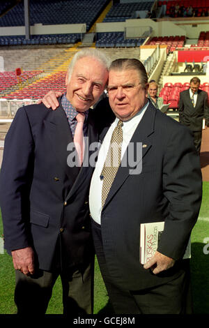 SIR STANLEY MATTHEWS (LINKS) MIT DEM LEGENDÄREN UNGARISCHEN FUSSBALLSPIELER FERENC PUSKAS ZU SEINEM 70. GEBURTSTAG. Stockfoto