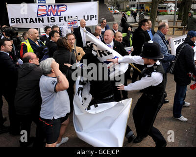Handgemenge bricht bei BNP Kandidaten treffen Stockfoto