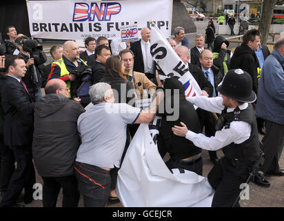 Handgemenge bricht bei BNP Kandidaten treffen Stockfoto
