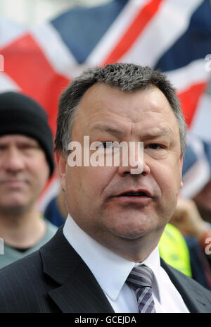 Robert Bailey, Mitglied der britischen Nationalpartei aus Barking und Dagenham, spricht vor dem Lunar House, dem Gebäude der britischen Grenzbehörde in Croydon. DRÜCKEN SIE VERBANDSFOTO. Bilddatum: Donnerstag, 15. April 2010. Ein antifaschistischer Protestler durchbrach eine Polizeikordon und versuchte, ein BNP-Mitglied zu schlagen, bevor er von Polizisten zu Boden angegriffen und weggebracht wurde. Siehe PA Story WAHL BNP. Bildnachweis sollte lauten: Anthony Devlin/PA Wire Stockfoto