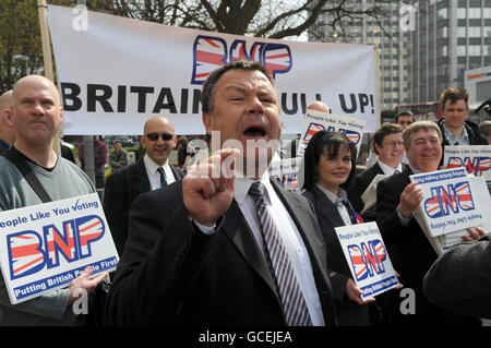 Robert Bailey aus Barking und Dagenham, Mitglied der britischen Nationalpartei, spricht vor dem Lunar House, dem Gebäude der britischen Grenzagentur in Croydon. Stockfoto