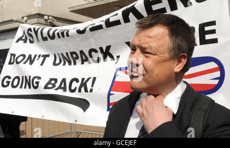 Robert Bailey aus Barking und Dagenham, Mitglied der britischen Nationalpartei, spricht vor dem Lunar House, dem Gebäude der britischen Grenzagentur in Croydon. Stockfoto