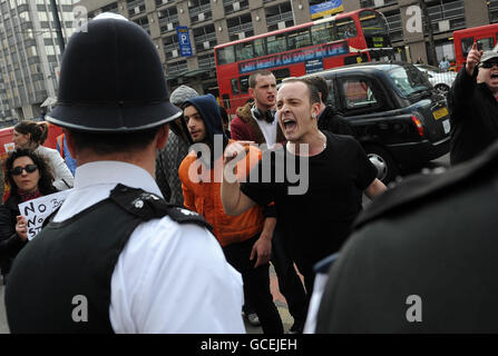 Handgemenge bricht bei BNP Kandidaten treffen Stockfoto