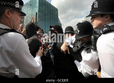 Die Polizei interveniert, während Anhänger der britischen National Party vor dem Lunar House, dem Gebäude der britischen Grenzbehörde in Croydon, mit antifazistischen Demonstranten zusammenstoßen. Stockfoto