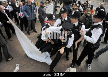 Die Polizei interveniert, während Anhänger der britischen National Party vor dem Lunar House, dem Gebäude der britischen Grenzbehörde in Croydon, mit antifazistischen Demonstranten zusammenstoßen. Stockfoto