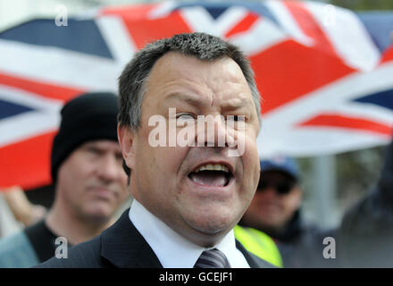 Robert Bailey aus Barking und Dagenham, Mitglied der britischen Nationalpartei, spricht vor dem Lunar House, dem Gebäude der britischen Grenzagentur in Croydon. Stockfoto