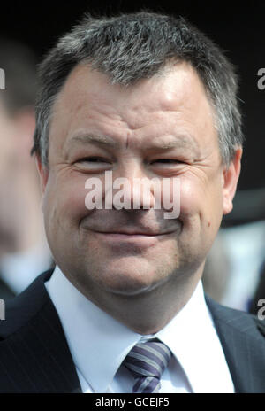 Handgemenge bricht bei BNP Kandidaten treffen Stockfoto