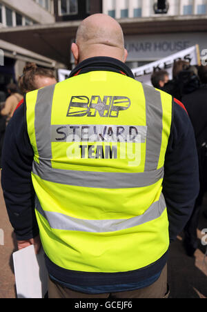 Der britische Nationalparteiverwalter vor dem Lunar House, dem Gebäude der britischen Grenzagentur in Croydon. Stockfoto