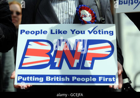 Anhänger der britischen Nationalpartei vor dem Lunar House, dem Gebäude der britischen Grenzbehörde in Croydon. Stockfoto