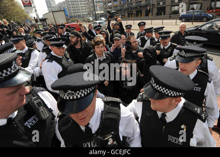 Die Polizei interveniert, während Anhänger der britischen National Party vor dem Lunar House, dem Gebäude der britischen Grenzbehörde in Croydon, mit antifazistischen Demonstranten zusammenstoßen. Stockfoto