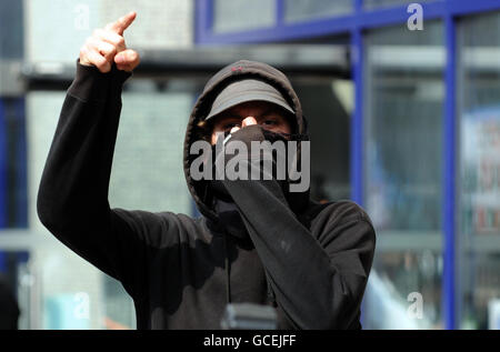 Antifaschistische Demonstranten protestieren vor dem Lunar House, dem Gebäude der britischen Grenzbehörde in Croydon, wo BNP-Ratsmitglied Robert Bailey sprach. Stockfoto