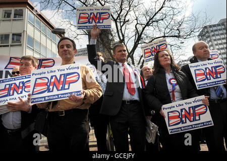 Anhänger der britischen Nationalpartei vor dem Lunar House, dem Gebäude der britischen Grenzbehörde in Croydon. Stockfoto