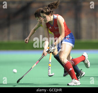 Der britische Ashleigh Ball stellt sich mit dem chinesischen Lihua Gao während seines internationalen Testmatches im Bisham Abbey National Sports Center, Marlow, Buckinghamshire, vor Herausforderungen. Stockfoto