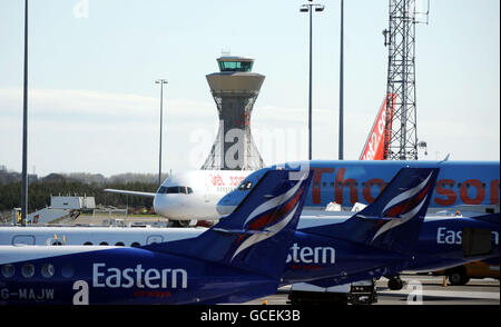 Flugzeuge am Flughafen Newcastle, die offiziell wieder eröffnet um 7 Uhr heute Morgen, mit dem ersten Flug voraussichtlich um 9.20 Uhr von Aberdeen. Stockfoto