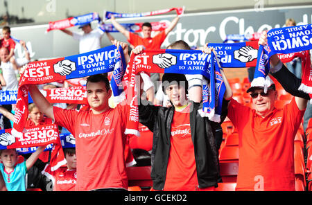 Fans von Nottingham Forest und Ipswich Town halten Schals hoch, die zeigen, dass sie im eigens dafür vorgesehenen Bereich der Tribünen sitzen. Stockfoto