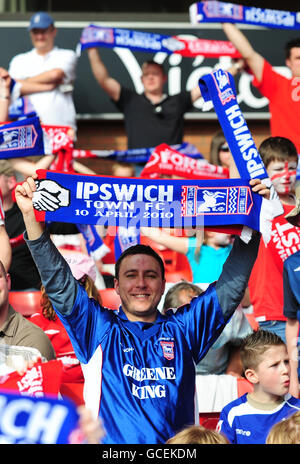 Fans von Nottingham Forest und Ipswich Town halten Schals hoch, die zeigen, dass sie im eigens dafür vorgesehenen Bereich der Tribünen sitzen. Stockfoto