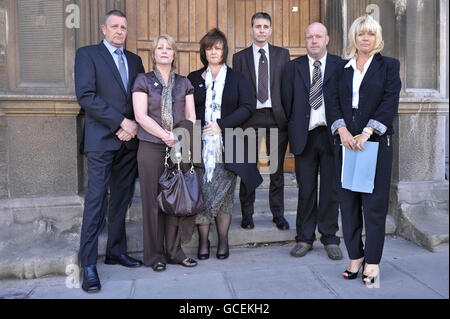 Die Familie von drei Soldaten, die 2007 bei einem freundlichen Feuer in Afghanistan getötet wurden, vor einer Untersuchung ihres Todes am Wiltshire Coroner's Court, Trowbridge. (Von links nach rechts) John Foster, Lisa Foster (Vater und Mutter des privaten Robert Foster), Pearl Thromble (Mutter des privaten John Thromble), Alan McClure (Onkel des privaten Aaron McClure), Karl Smith (Vater des privaten Aaron McClure) Und Hilary Meredith von Hilary Meredith Solicitors, die alle drei Familien der Soldaten und die beiden überlebenden Soldaten vertritt. Die Mutter von Aaron McLure, Lorraine McLure, ist nicht anwesend Stockfoto