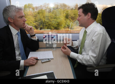 Nick Clegg, Vorsitzender der Liberaldemokraten, wird von Andrew Porter (rechts), Journalist des Daily Telegraph, an Bord eines Zuges nach Chippenham in Wiltshire, interviewt. Stockfoto