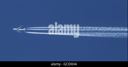 Vulkanische Asche verursacht Reiseunterbrechungen. Ein Flugzeug fliegt über das Zentrum Londons. Stockfoto