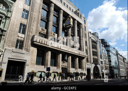 Eine Reihe von ehemaligen Zeitungsbüros in der Londoner Fleet Street, wie der Daily Telegraph (mit Uhr) und der Daily Express (gebogenes Glas, Art Deco Fascia), die heute alle das Bankhaus Goldman Sachs beherbergen. Die Investmentbank hat einen Lohn- und Bonustopf von 5.49 Milliarden Dollar (3.56 Milliarden) angekündigt, da sie in den ersten drei Monaten des Jahres eine steile Gewinnsteigerung verbuchen konnte. Stockfoto