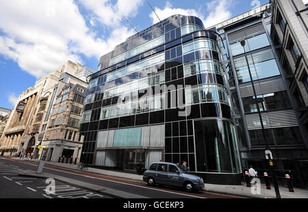 Eine Reihe von ehemaligen Zeitungsbüros in der Londoner Fleet Street, wie der Daily Telegraph (mit Uhr, links) und der Daily Express (gebogenes Glas, Art Deco-Faszien, Mitte), die heute alle das Bankhaus Goldman Sachs beherbergen. Nmaed nach der River Fleet, die immer noch unterirdisch fließt, war Fleet Street über zweihundertfünfzig Jahre lang das Zentrum der britischen Zeitungsbranche, die erste Londoner Tageszeitung, die dort 1702 produziert wurde.die letzte große Nachrichtenorganisation, Reuters, verließ 2005 die Straße. Stockfoto