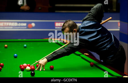 Mark Davis im Einsatz gegen Ryan Day während der Snooker-Weltmeisterschaft Betfred.com im Crucible Theatre, Sheffield. Stockfoto