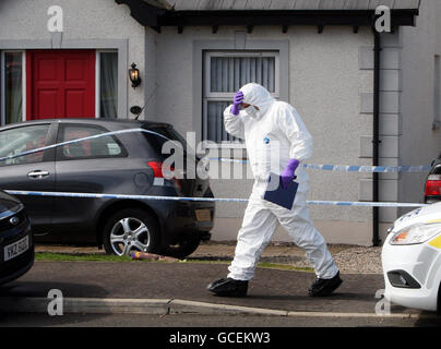 Polizeiforensische Experten in einem Haus in der Gegend von Huntingdale in Ballyclare, wo die Leiche der 53-jährigen Pauline Haveron gefunden wurde. Stockfoto