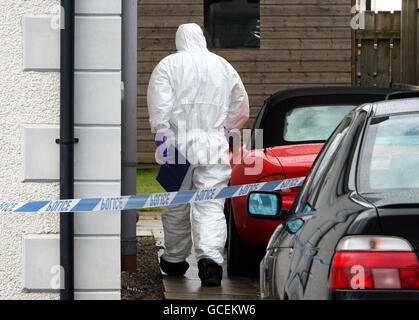 Polizeiforensische Experten in einem Haus in der Gegend von Huntingdale in Ballyclare, wo die Leiche der 53-jährigen Pauline Haveron gefunden wurde. Stockfoto