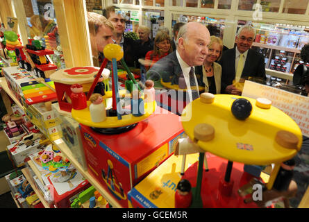 Der Finanzsprecher der Liberaldemokraten Vince Cable besucht heute einen Spielwarenladen in Westminster Arcade, Harrogate. Der stellvertretende Vorsitzende der Liberaldemokraten warnte heute, dass das politische System "illegitim" wäre, wenn Labour nur ein Drittel der Stimmen gewinnen würde, aber nach den Parlamentswahlen die größte Partei war, die im BBC Radio 4 in der Sendung "World at One" sprach. Stockfoto