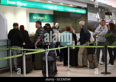 Vulkanische Asche verursacht Reiseunterbrechungen. Reisende warten auf Informationen am Flughafen Dublin. Stockfoto