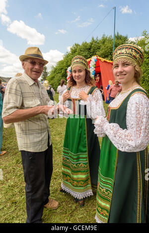 Russen feiern Sabantuy 2016 durch das Tragen von baschkirischen und Zahnstein ethnische traditionelle Kleider und Kostüme Stockfoto