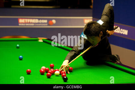 Liang Wenbo im Einsatz gegen Ronnie O'Sullivan während der Snookerweltmeisterschaft Betfred.com im Crucible Theatre, Sheffield. Stockfoto