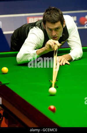 Ronnie O'Sullivan im Einsatz gegen Liang Wenbo während der Snookerweltmeisterschaft Betfred.com im Crucible Theatre, Sheffield. Stockfoto